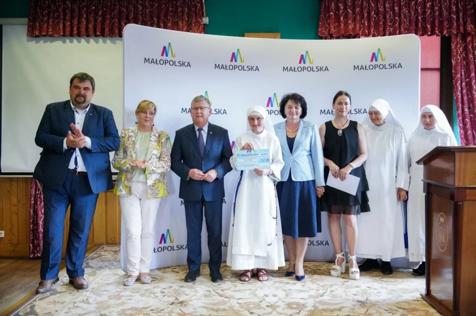 Samorządowcy odebrali symboliczne czeki - zdjęcie 15