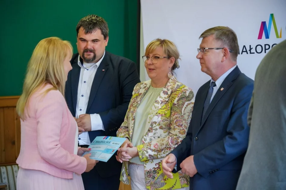 Samorządowcy odebrali symboliczne czeki - zdjęcie 17