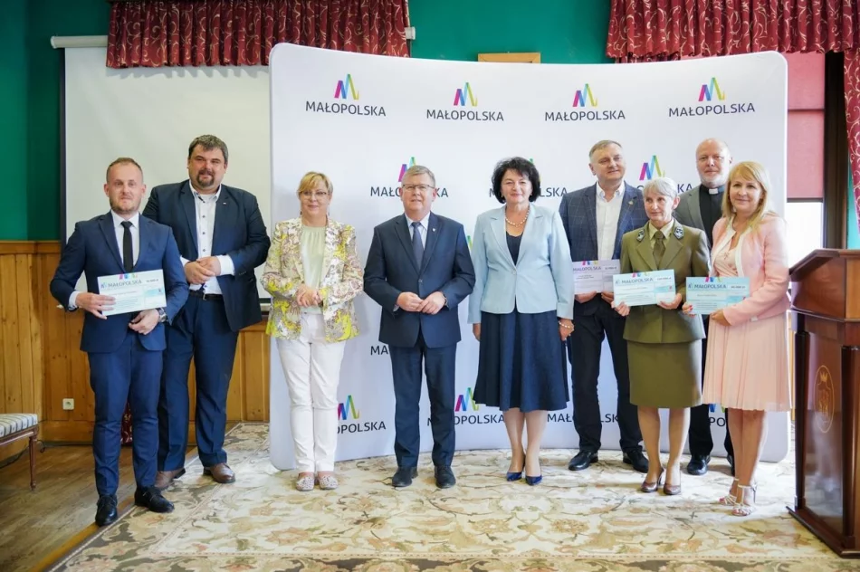 Samorządowcy odebrali symboliczne czeki - zdjęcie 18