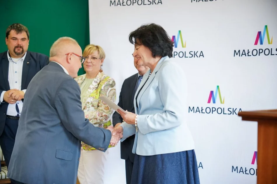 Samorządowcy odebrali symboliczne czeki - zdjęcie 19