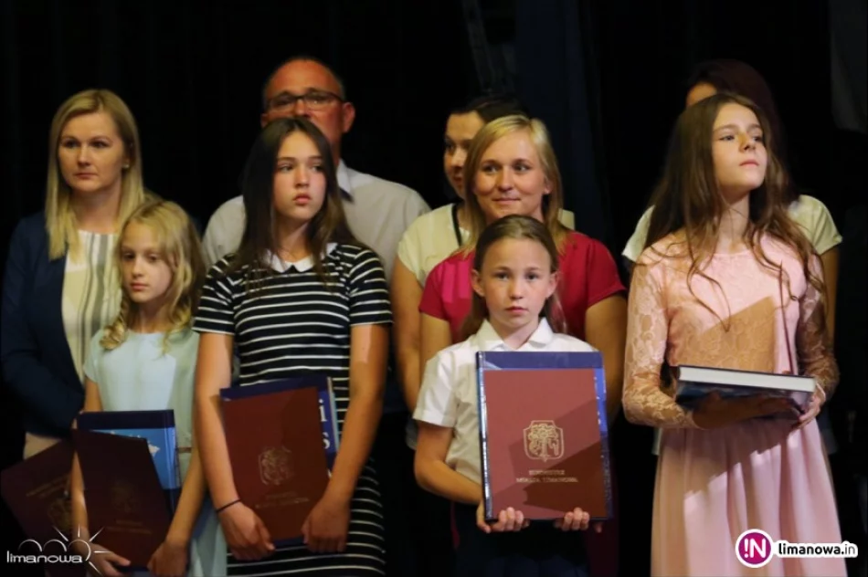 Gala Osiągnięć Uczniów limanowskich szkół podstawowych i gimnazjów w roku szkolnym 2016/2017 - zdjęcie 3