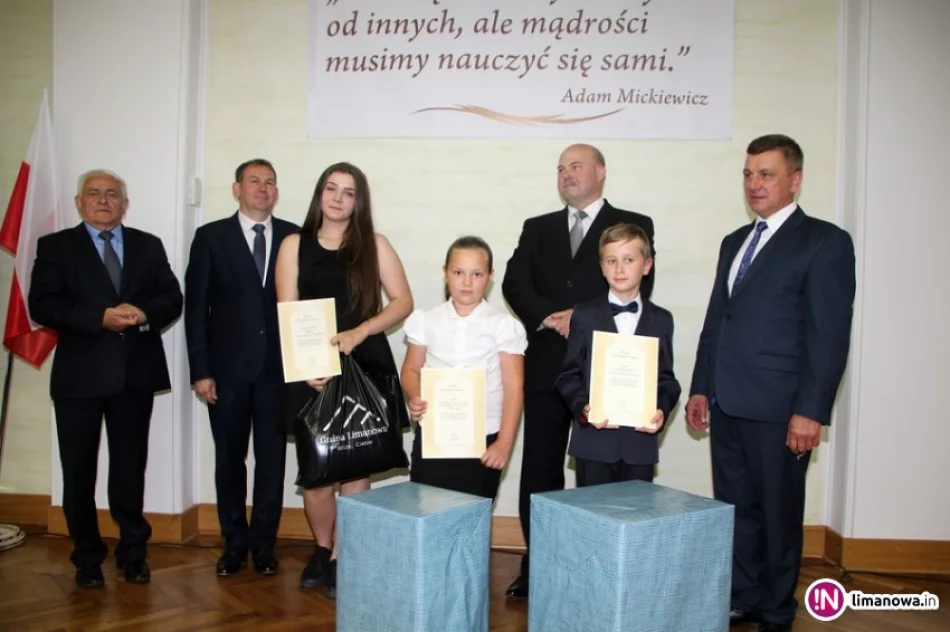 Nagrody dla uczniów i nauczycieli na zakończenie roku szkolnego - zdjęcie 2
