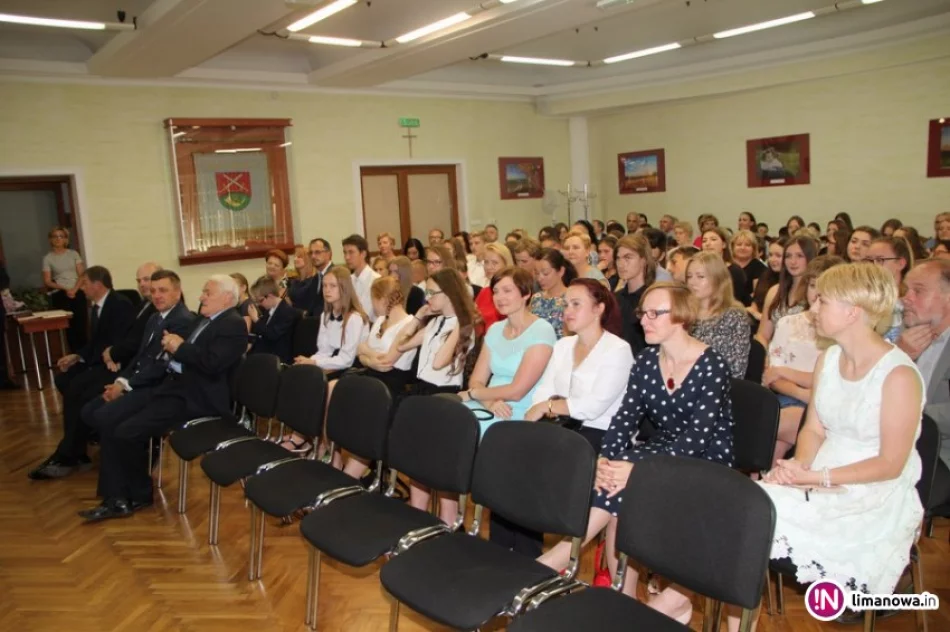 Nagrody dla uczniów i nauczycieli na zakończenie roku szkolnego - zdjęcie 3