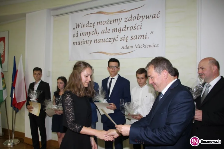 Nagrody dla uczniów i nauczycieli na zakończenie roku szkolnego - zdjęcie 4