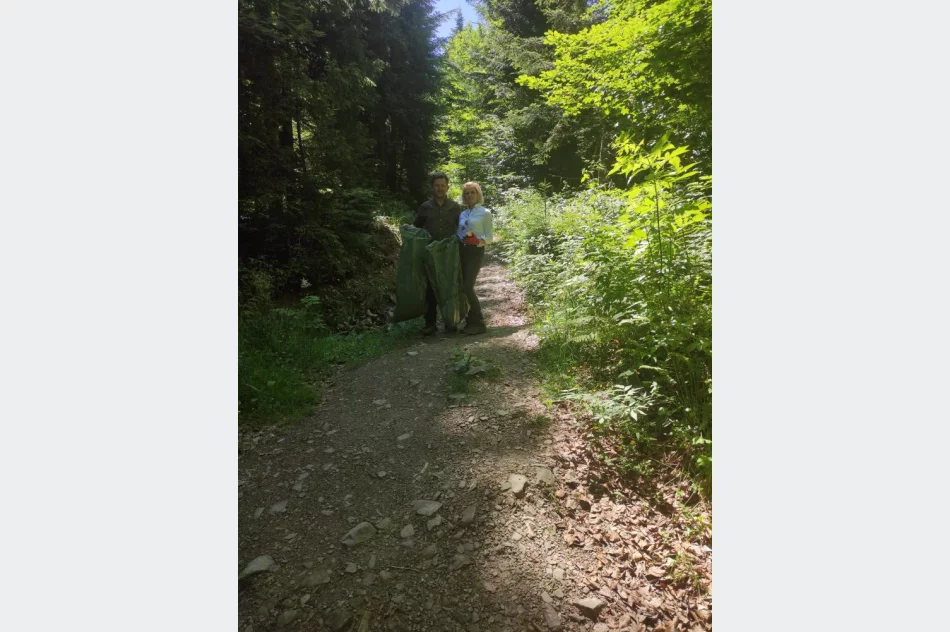 Sprzątali las: "królowały" puszki, szkło i opony - zdjęcie 2