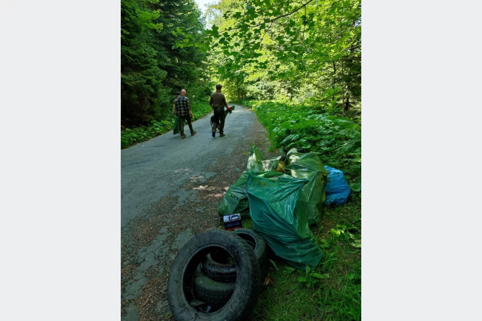 Sprzątali las: "królowały" puszki, szkło i opony - zdjęcie 3