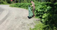Sprzątali las: "królowały" puszki, szkło i opony - zdjęcie 4