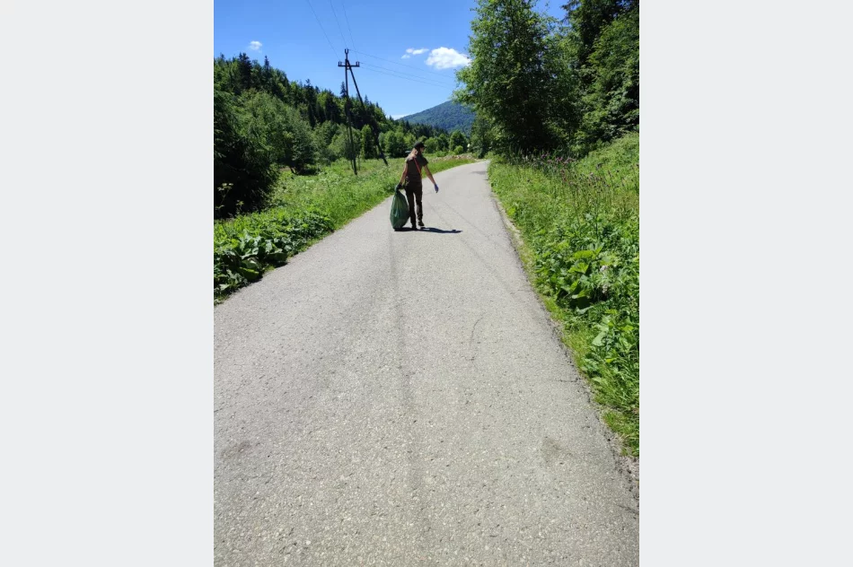 Sprzątali las: "królowały" puszki, szkło i opony - zdjęcie 7