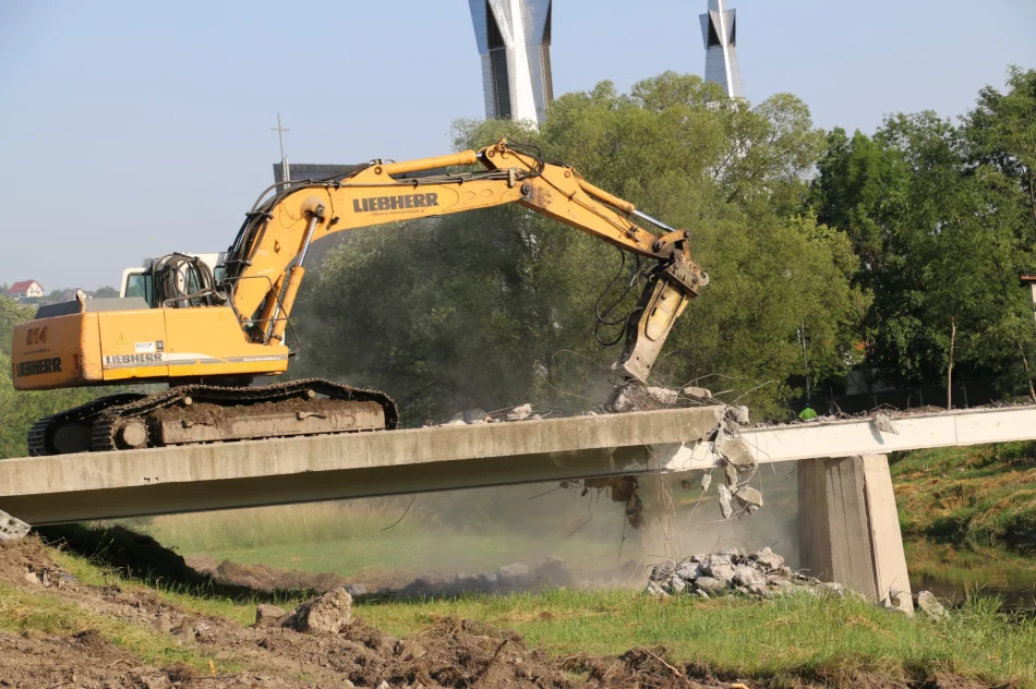 Trwa rozbiórka mostu na ul. Lipowej - zdjęcie 11