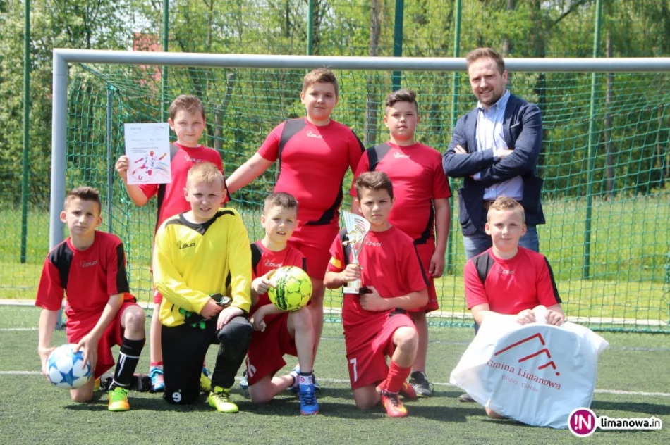 Chłopcy z Mordarki mistrzami gminy w piłce nożnej szkół podstawowych! 15.05.2017 - zdjęcie 2