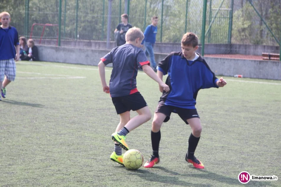 Chłopcy z Mordarki mistrzami gminy w piłce nożnej szkół podstawowych! 15.05.2017 - zdjęcie 3