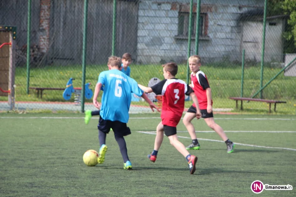 Chłopcy z Mordarki mistrzami gminy w piłce nożnej szkół podstawowych! 15.05.2017 - zdjęcie 4