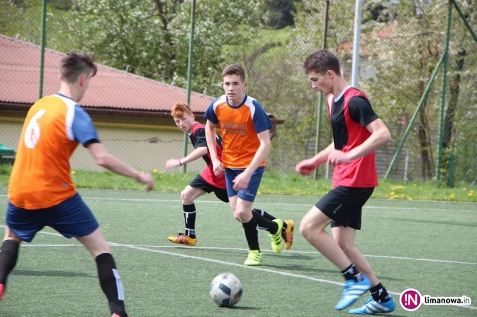 Gimnazjaliści ze Starej Wsi niepokonani w piłce nożnej! - zdjęcie 3