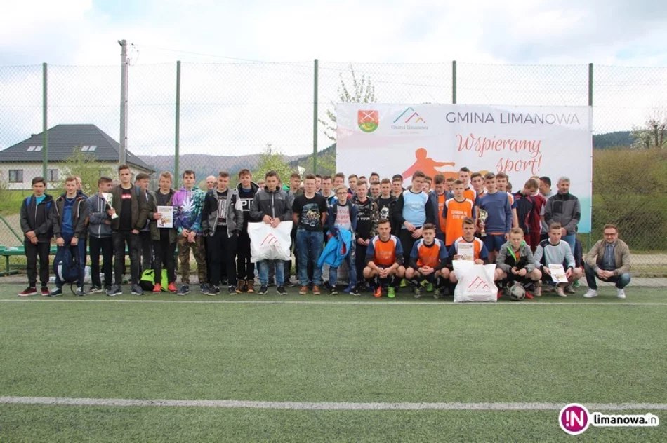 Gimnazjaliści ze Starej Wsi niepokonani w piłce nożnej! - zdjęcie 4
