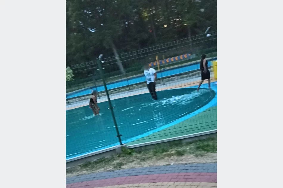 Po zamknięciu w ubraniach korzystają z atrakcji dla dzieci - zdjęcie 2