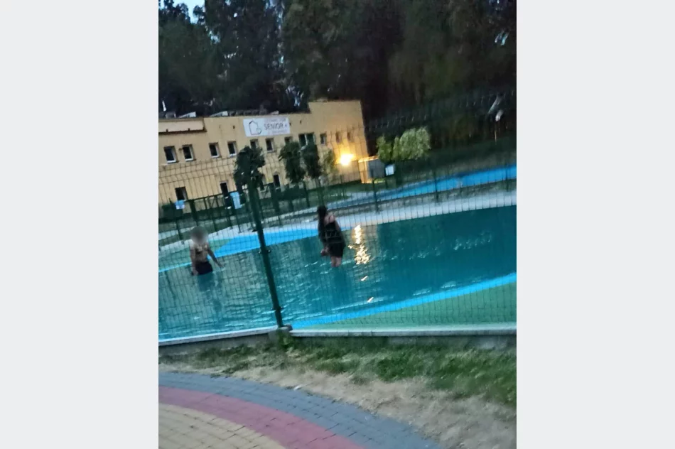 Po zamknięciu w ubraniach korzystają z atrakcji dla dzieci - zdjęcie 3