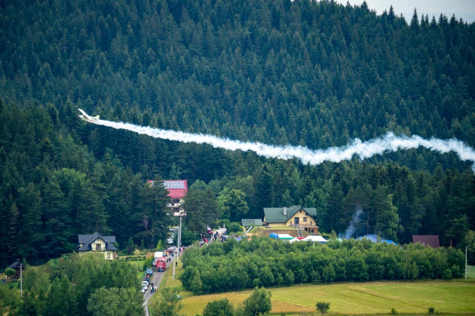 78. rocznica zrzutów alianckich na Dzielcu - przeloty samolotów - zdjęcie 4