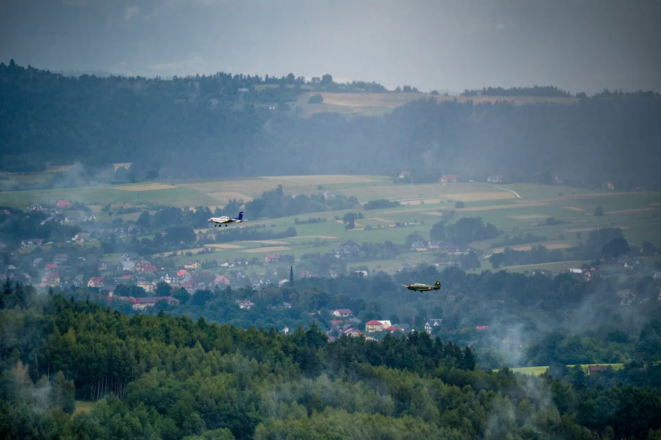 78. rocznica zrzutów alianckich na Dzielcu - przeloty samolotów - zdjęcie 7