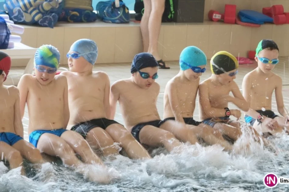 Uczniowie klas pierwszych ZSS 1 Nr 1 przystąpili do projektu 'Już pływam' - zdjęcie 4