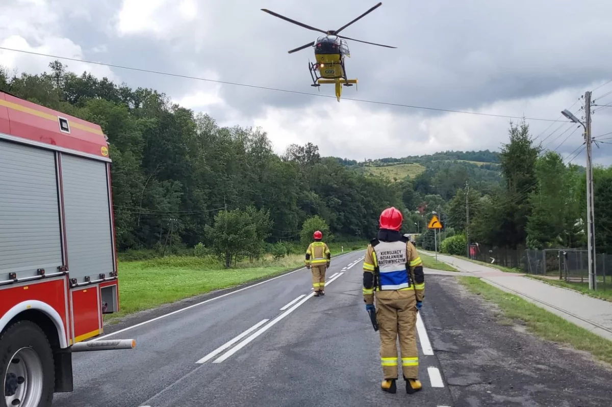 Zderzenie dwóch pojazdów. Na DK 28 lądował LPR