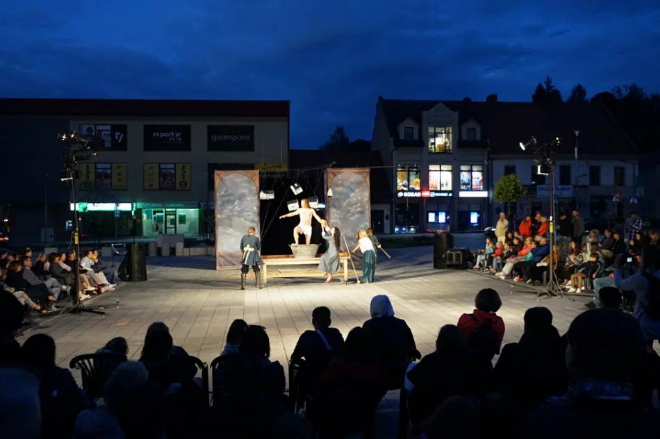 Miastem zawładnęły uliczne teatry - zdjęcie 2