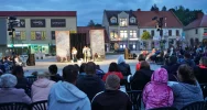 Miastem zawładnęły uliczne teatry - zdjęcie 3