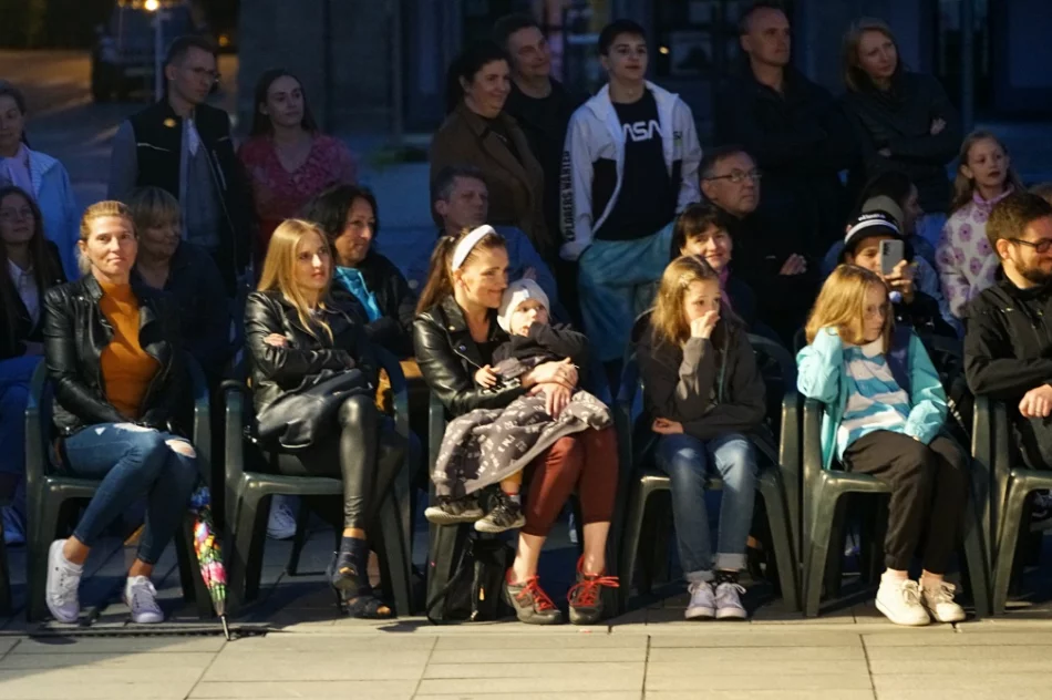 Miastem zawładnęły uliczne teatry - zdjęcie 5