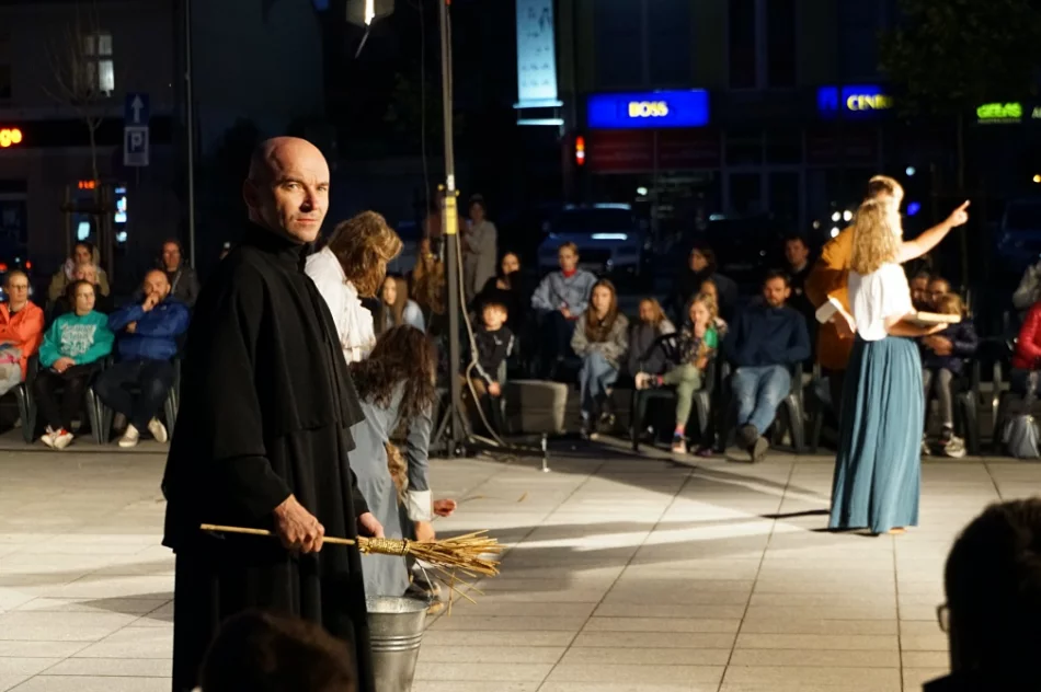 Miastem zawładnęły uliczne teatry - zdjęcie 10