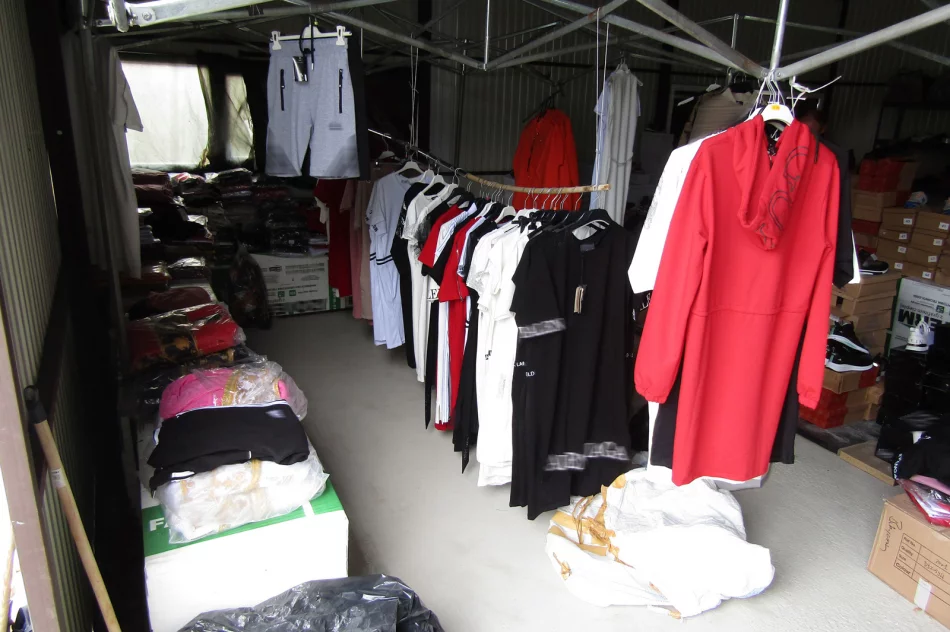 Grubymi nićmi szyte. KAS zatrzymała podróbki odzieży o wartości ponad 1,7 mln zł - zdjęcie 2