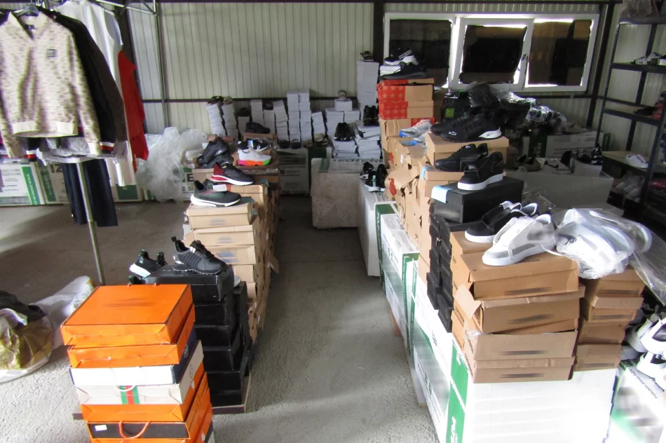 Grubymi nićmi szyte. KAS zatrzymała podróbki odzieży o wartości ponad 1,7 mln zł - zdjęcie 4