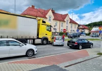 Kolizja ciężarówki i samochodu osobowego przed rondem - zdjęcie główne