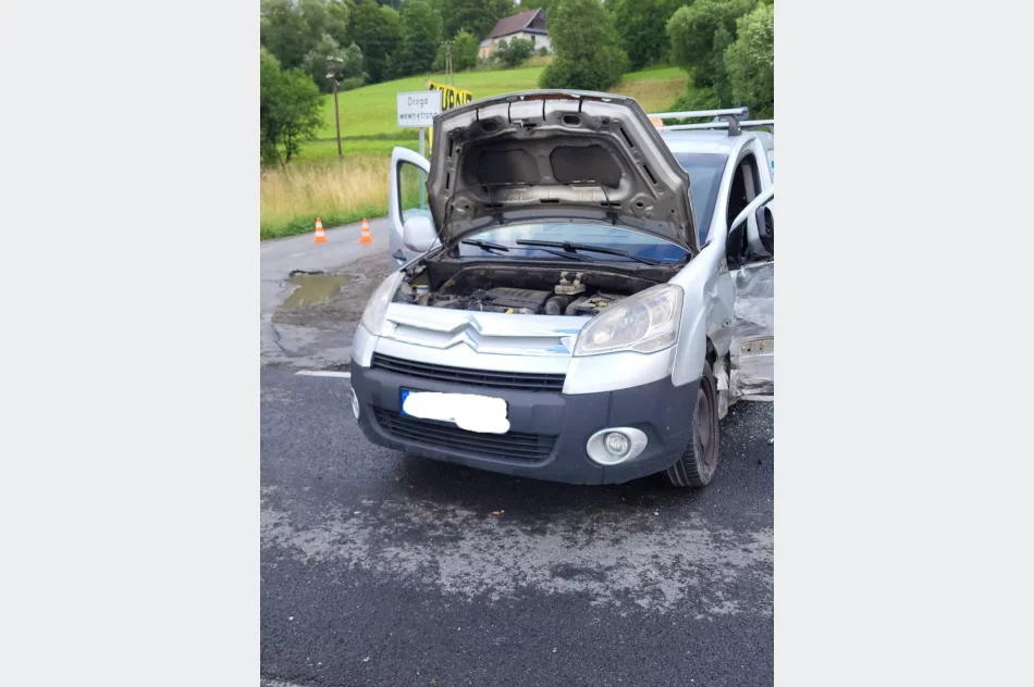 W zderzeniu pojazdów ucierpiał 51-latek - zdjęcie 2