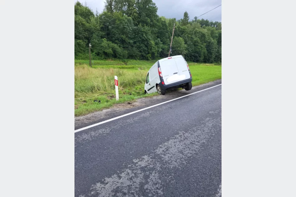 W zderzeniu pojazdów ucierpiał 51-latek - zdjęcie 3