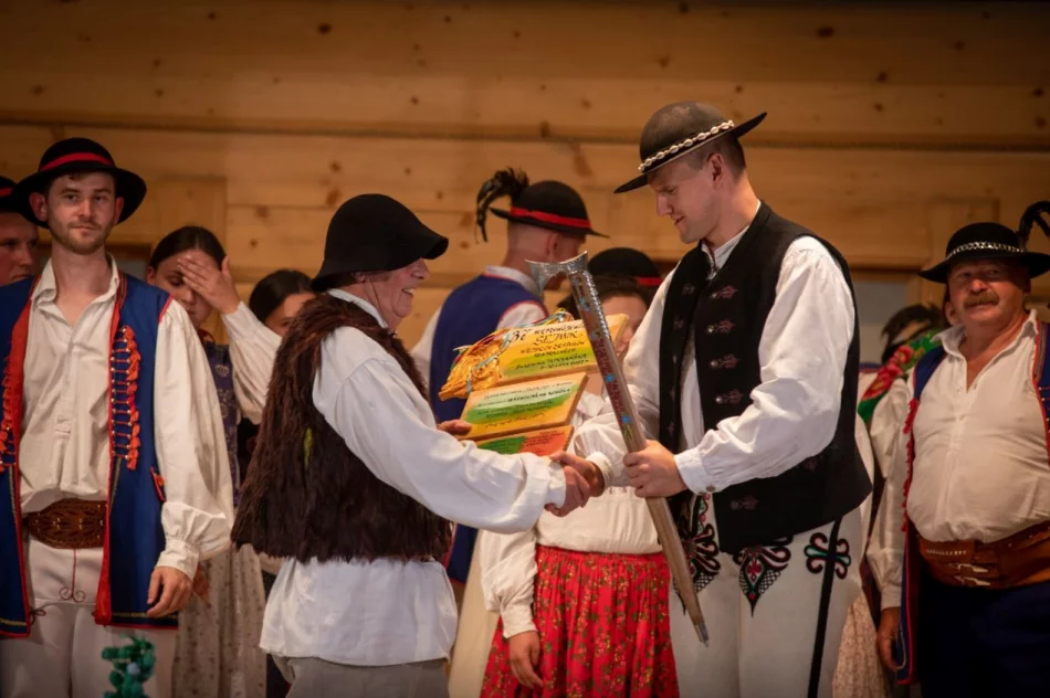 Grand prix dla zespołu SPOD KICEK podczas 37. Międzywojewódzkim Sejmiku Wiejskich Zespołów Teatralnych - zdjęcie 2