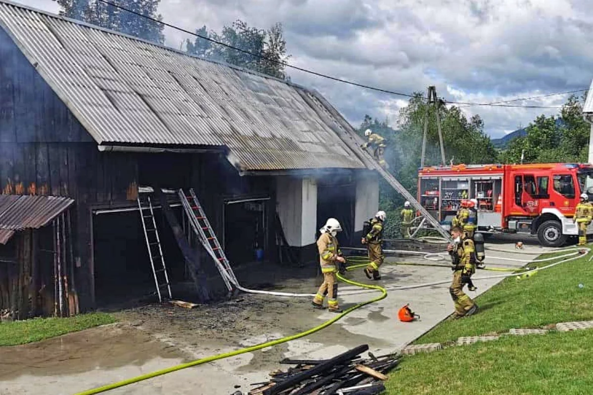 6 zastępów straży gasiło pożar zabudowań