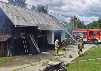 6 zastępów straży gasiło pożar zabudowań - zdjęcie główne