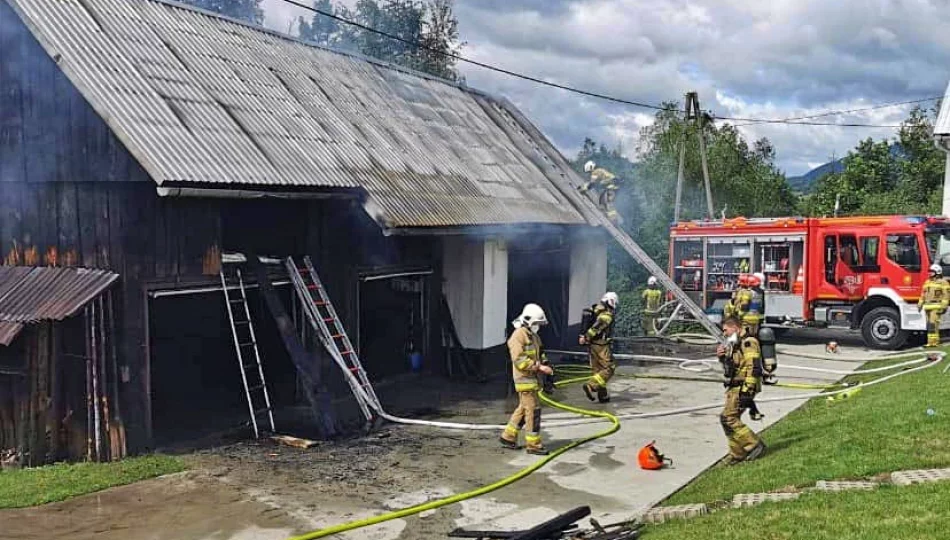 6 zastępów straży gasiło pożar zabudowań - zdjęcie 1