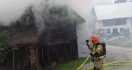 6 zastępów straży gasiło pożar zabudowań - zdjęcie 5