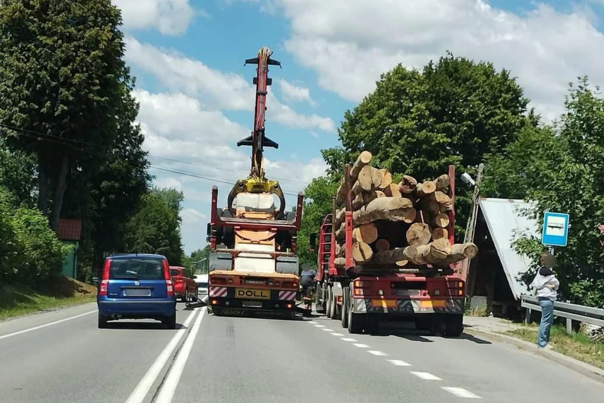 Przeładunek zepsutej ciężarówki - utrudnienia na DK 28