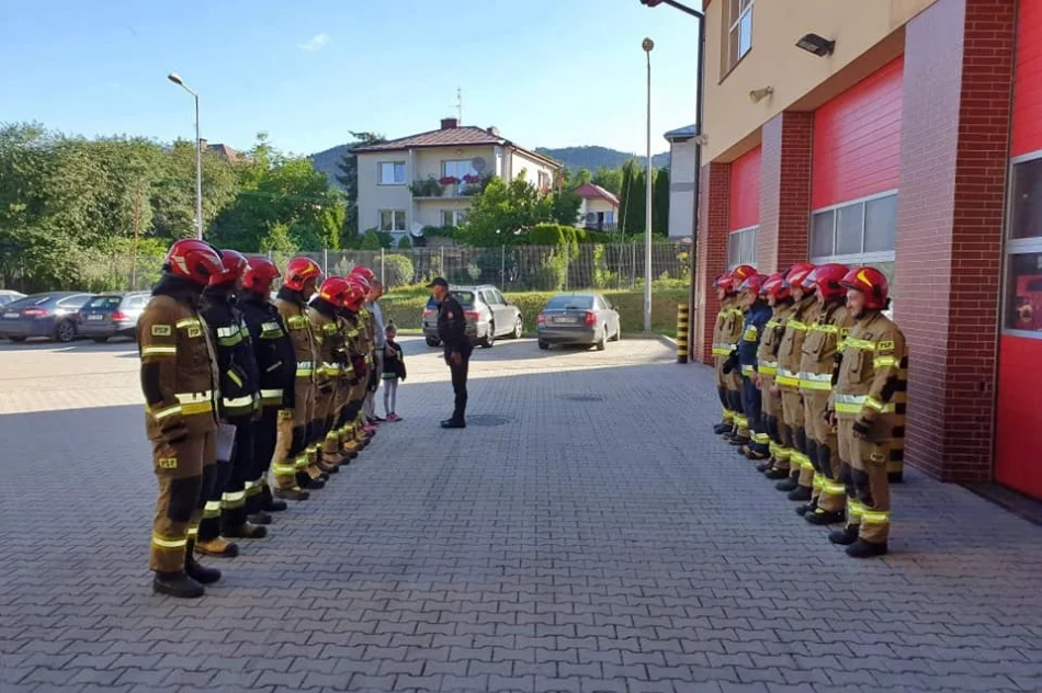 Dzieci na porannej odprawie w PSP - zdjęcie 2