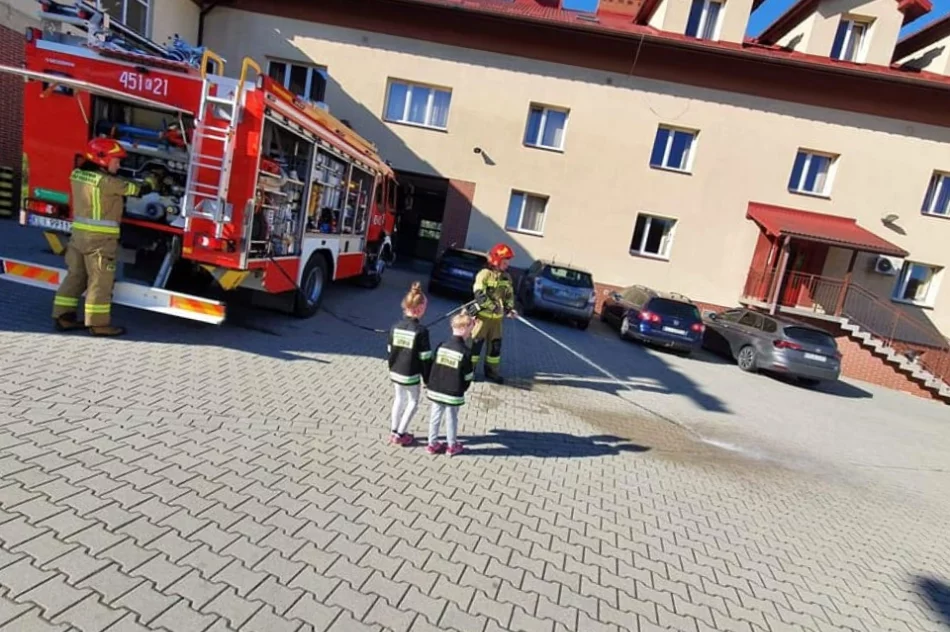 Dzieci na porannej odprawie w PSP - zdjęcie 5