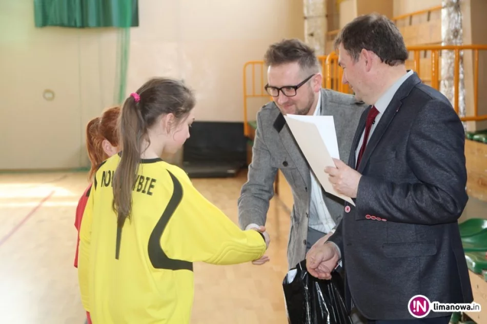 Dziewczęta z Mordarki Mistrzyniami Gminy w piłce ręcznej szkół podstawowych - zdjęcie 3