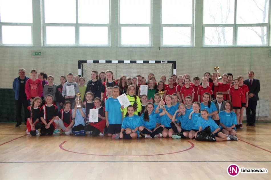 Dziewczęta z Mordarki Mistrzyniami Gminy w piłce ręcznej szkół podstawowych - zdjęcie 4
