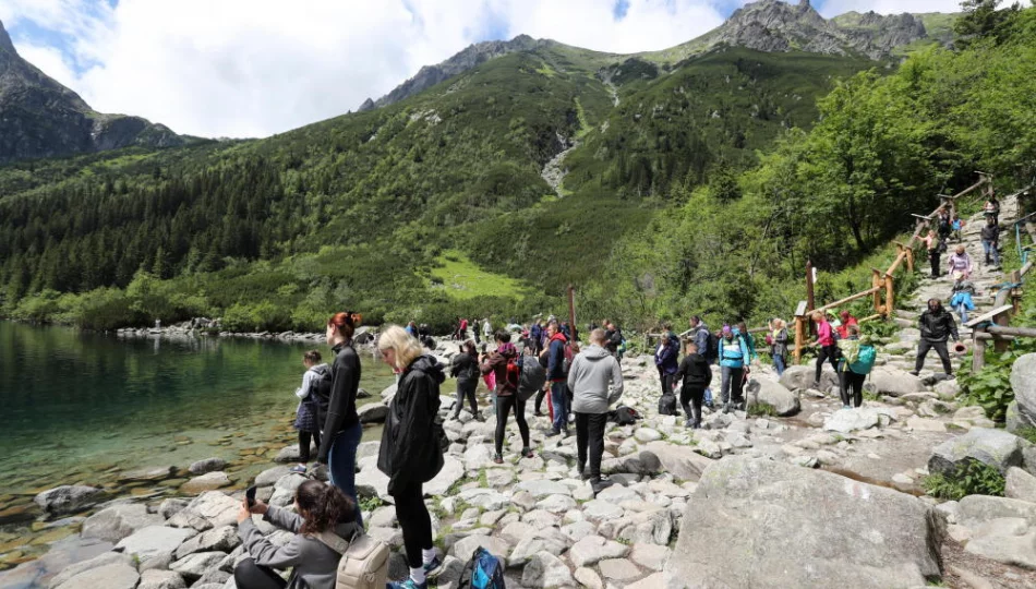 Oblężone Morskie Oko, kolejki na Giewont. W rejonie Mnicha odnaleziono ciało turysty - zdjęcie 1