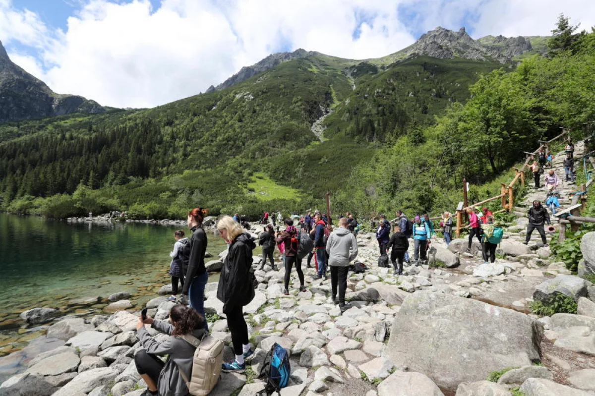 Oblężone Morskie Oko, kolejki na Giewont. W rejonie Mnicha odnaleziono ciało turysty