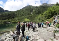 Oblężone Morskie Oko, kolejki na Giewont. W rejonie Mnicha odnaleziono ciało turysty - zdjęcie główne