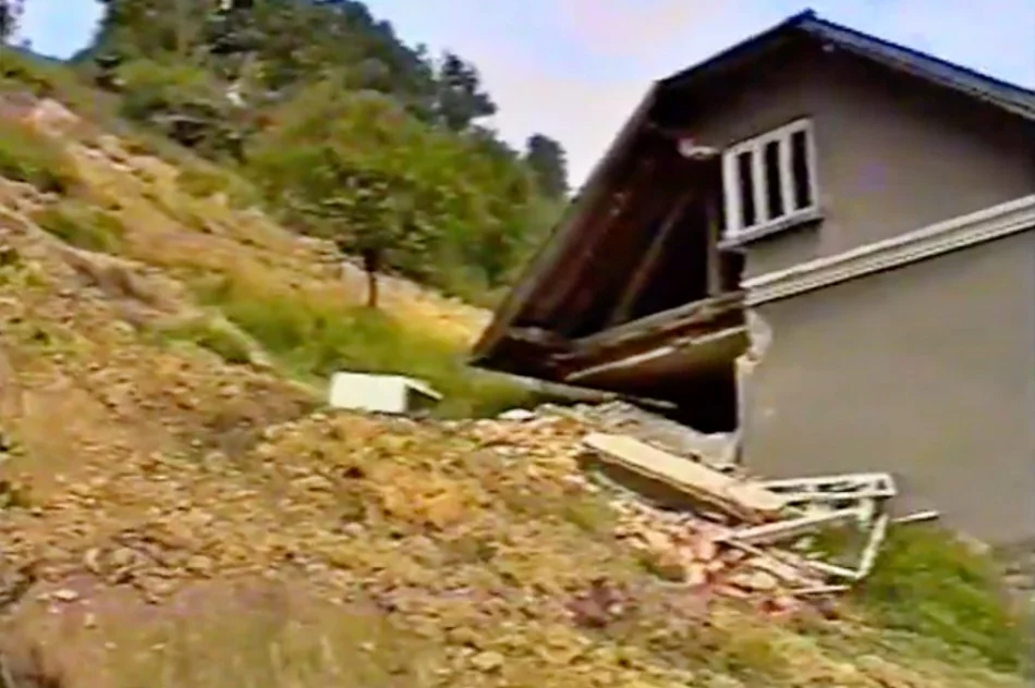 Pod gruzami zginęła kobieta. Film z powodzi tysiąclecia - zdjęcie 5