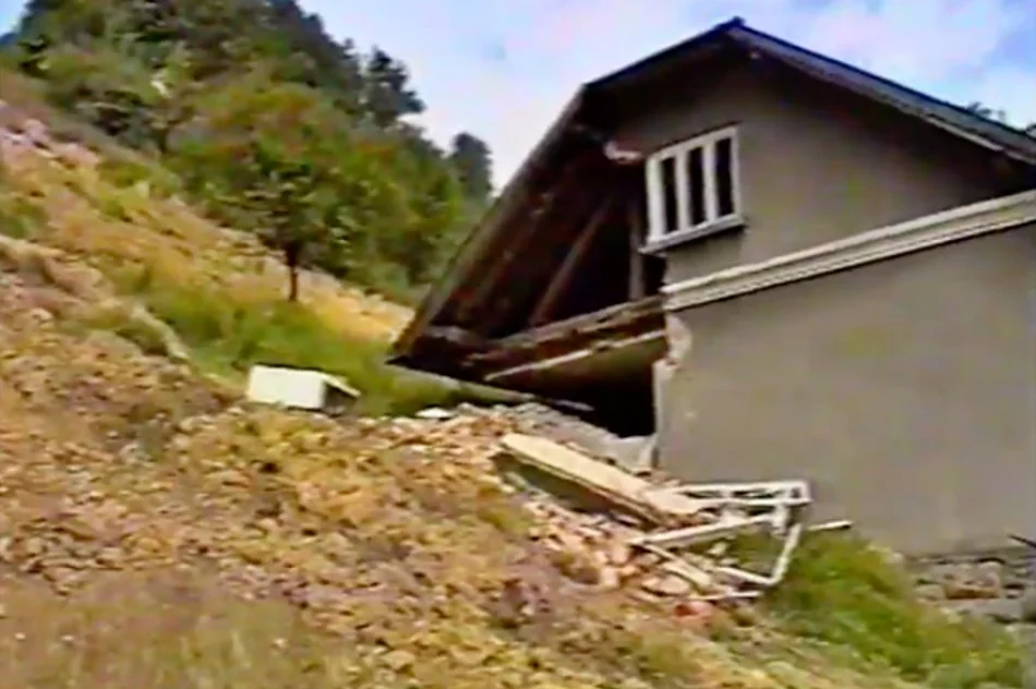 Pod gruzami zginęła kobieta. Film z powodzi tysiąclecia - zdjęcie 6