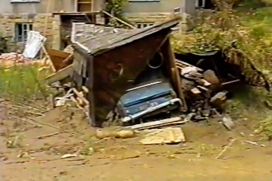 Pod gruzami zginęła kobieta. Film z powodzi tysiąclecia - zdjęcie 13