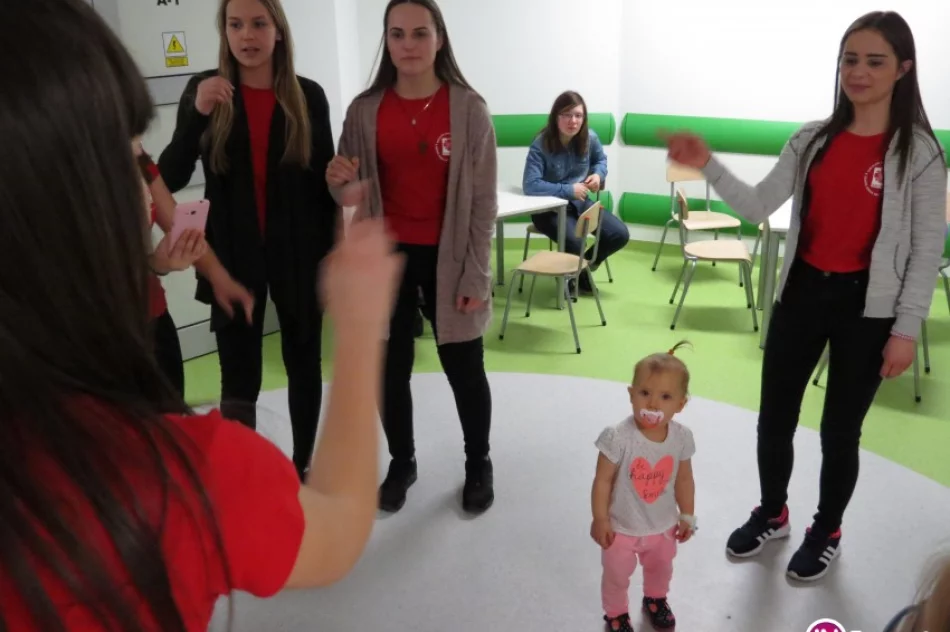 Wolontariuszki z Zespołu Szkół nr 1 w Starej Wsi z wizytą w szpitalu w Prokocimiu - zdjęcie 4